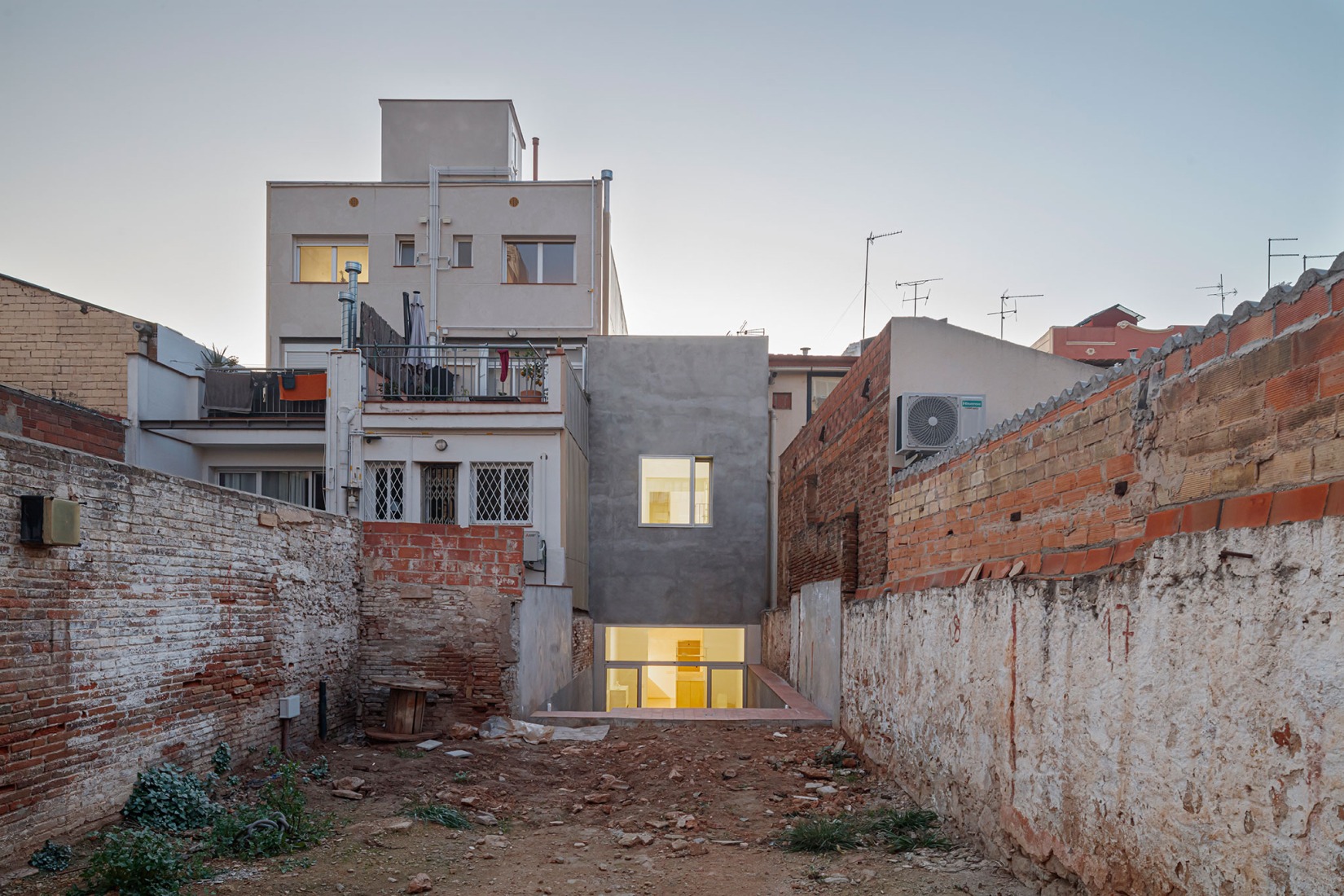 Casa Mireia y Toni (y Joan y Laia) por vora + Toni Riba. Fotografía por Adrià Goula.