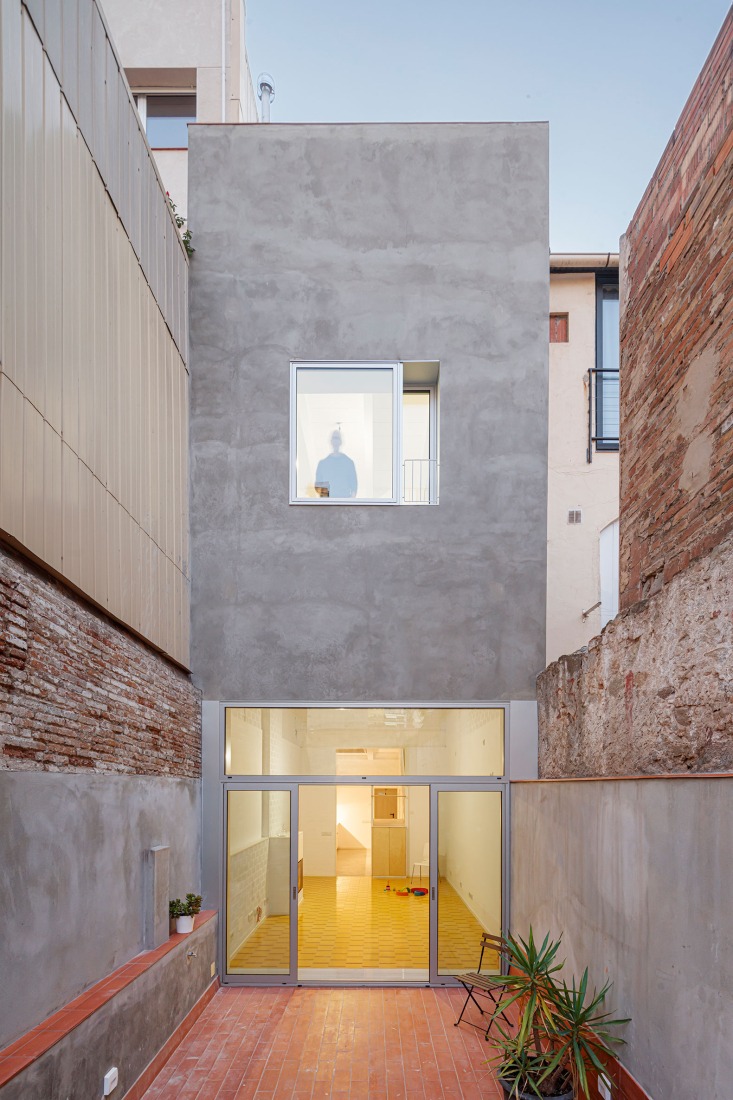 Casa Mireia y Toni (y Joan y Laia) por vora + Toni Riba. Fotografía por Adrià Goula.