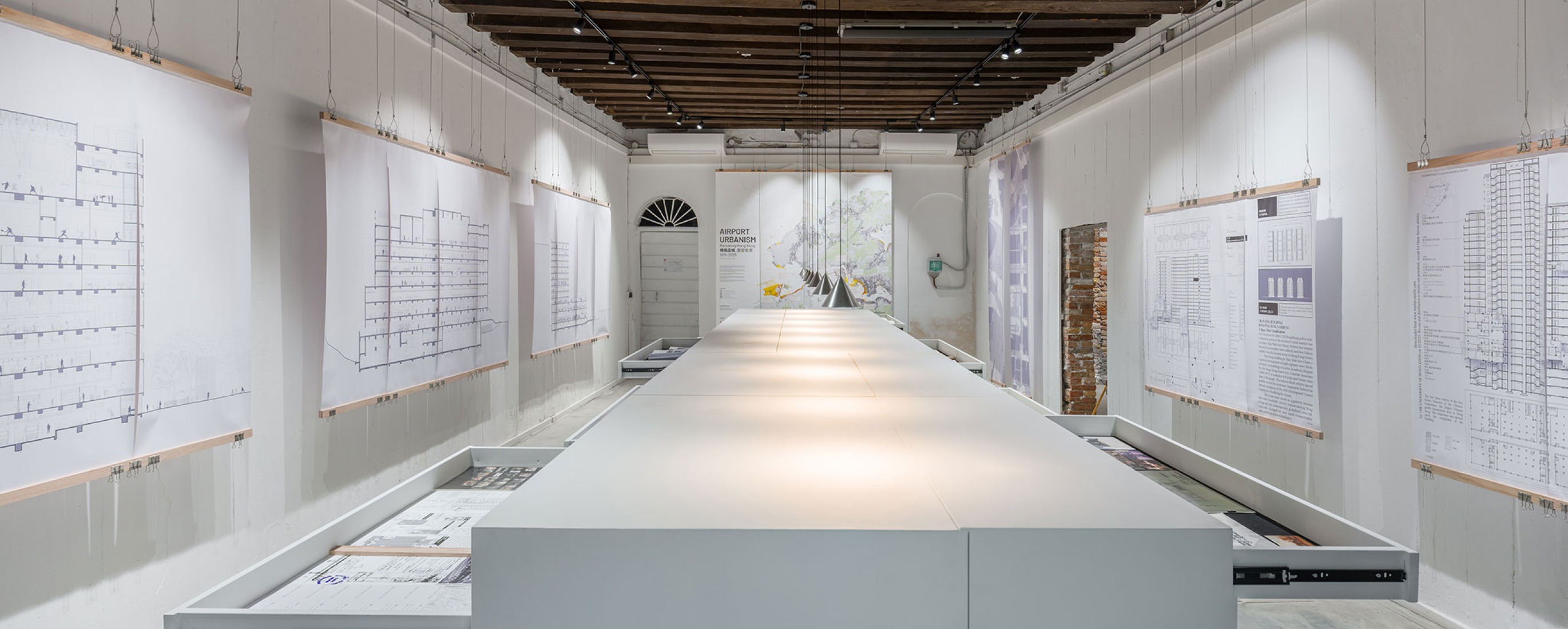 Dentro de los almacenes, los visitantes descubrirán investigaciones académicas sobre el futuro patrimonio de Hong Kong al abrir cajones de archivo. Fotografía de Oliver Yin Law.