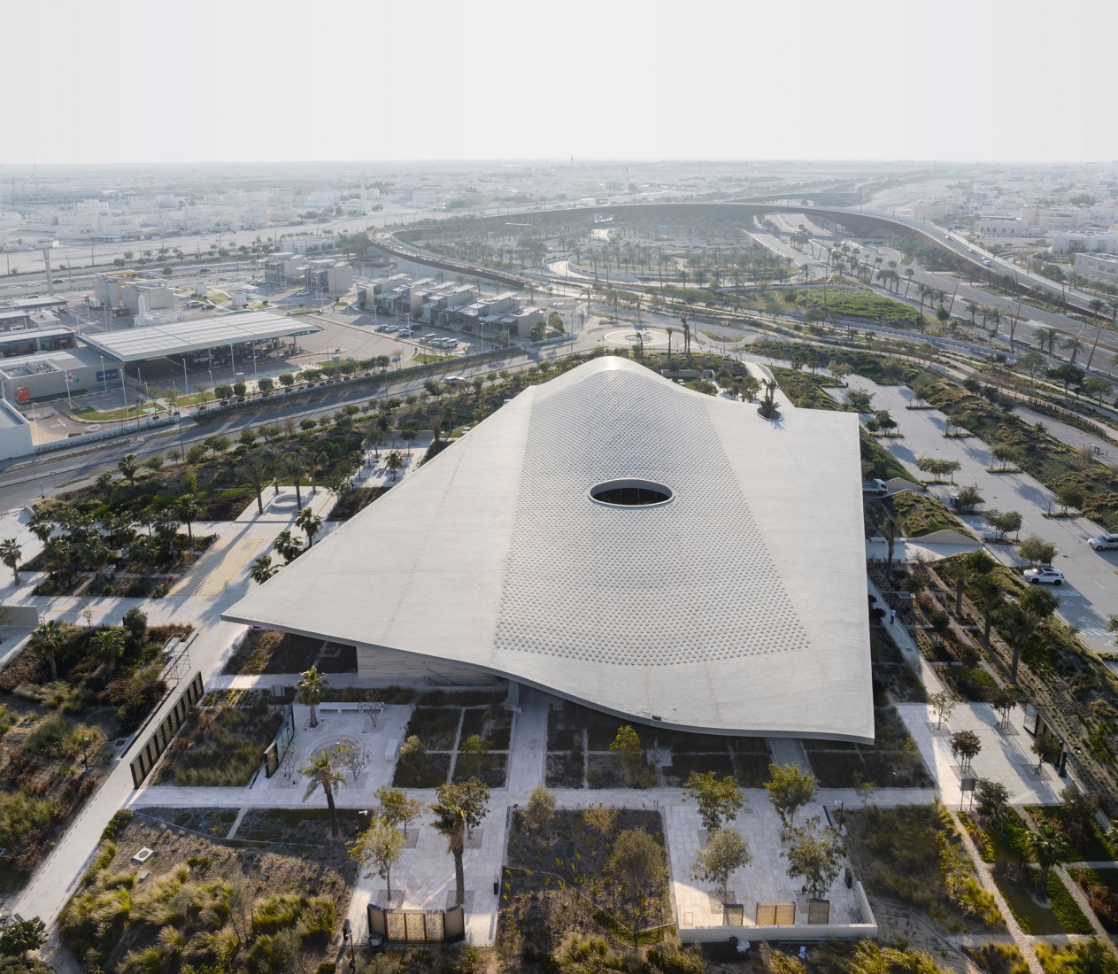 Centro y mezquita Al-Mujadilah para mujeres por Diller Scofidio + Renfro. Fotografía por Iwan Baan.
