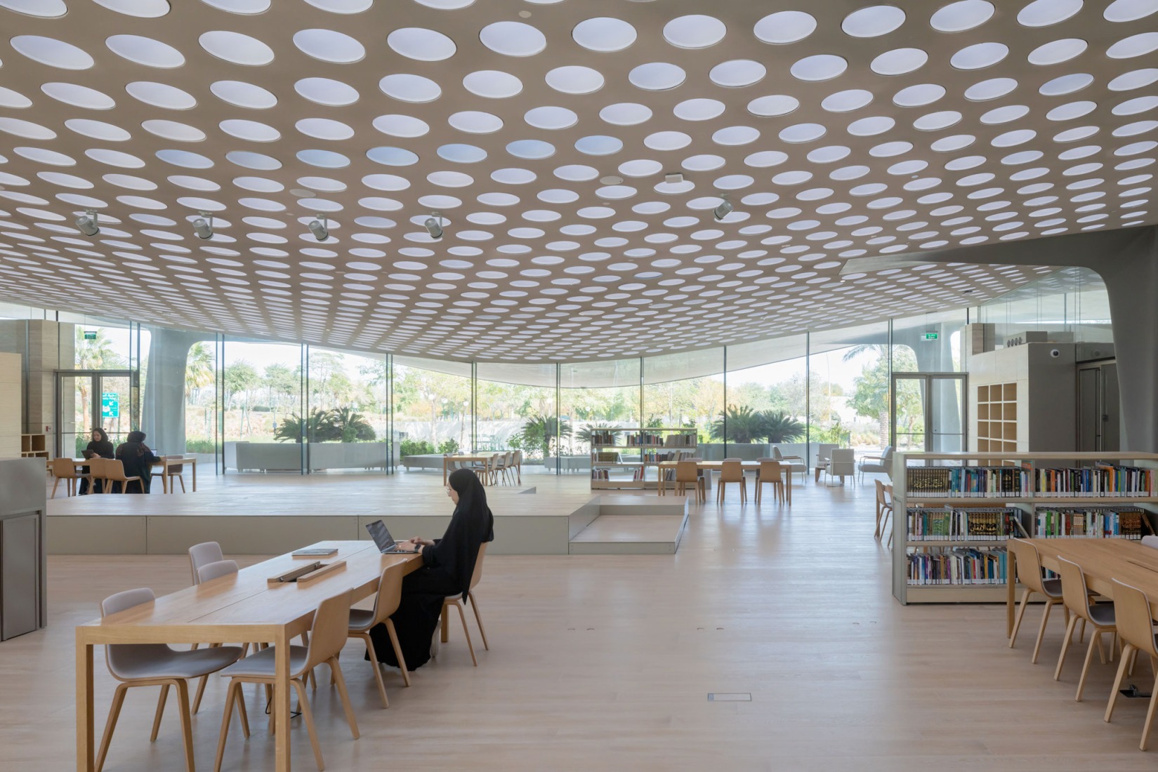 Centro y mezquita Al-Mujadilah para mujeres por Diller Scofidio + Renfro. Fotografía por Iwan Baan.