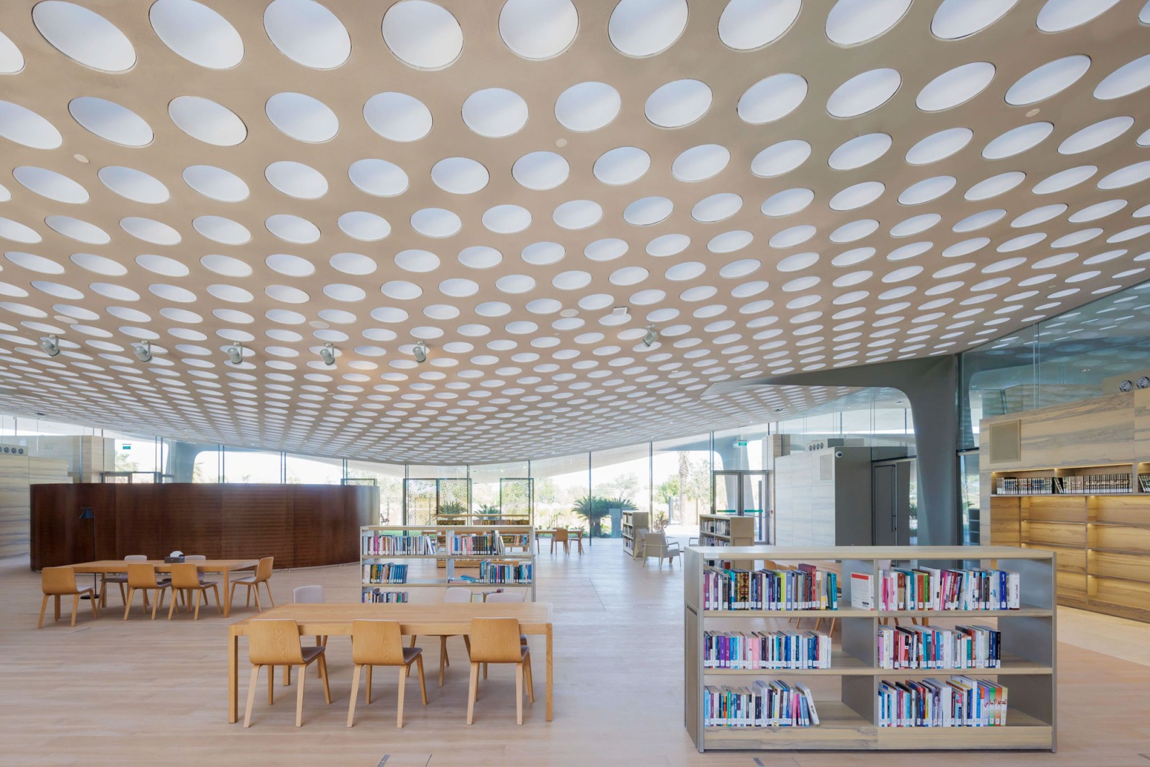 Centro y mezquita Al-Mujadilah para mujeres por Diller Scofidio + Renfro. Fotografía por Iwan Baan.
