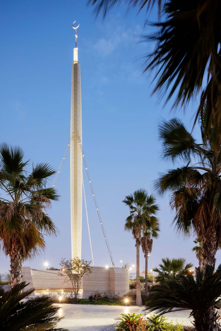 El minarete, que llama a la oración mediante un sistema de altavoces, se sitúa independiente alojado en un espacio rodeado por una celosía en forma de circulo. Centro y mezquita Al-Mujadilah para mujeres por Diller Scofidio + Renfro. Fotografía por Iwan Baan, cortesía de DS+R.