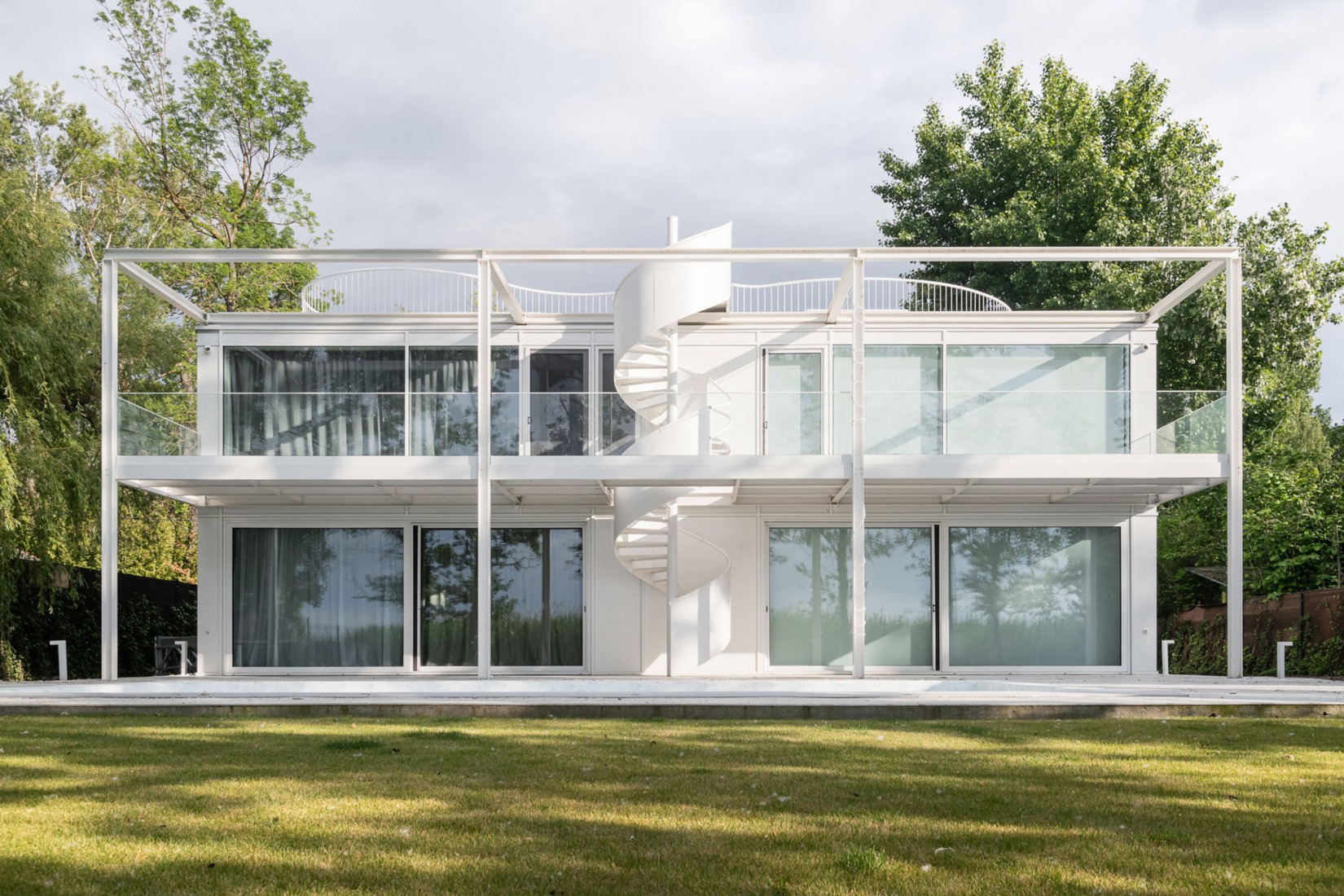 Twin Holiday Home by építész stúdió. Photography by Norbert Juhász.