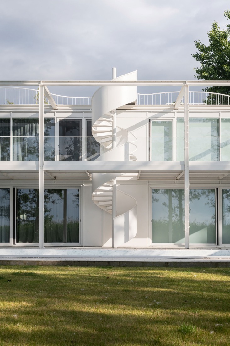 Twin Holiday Home by építész stúdió. Photography by Norbert Juhász.