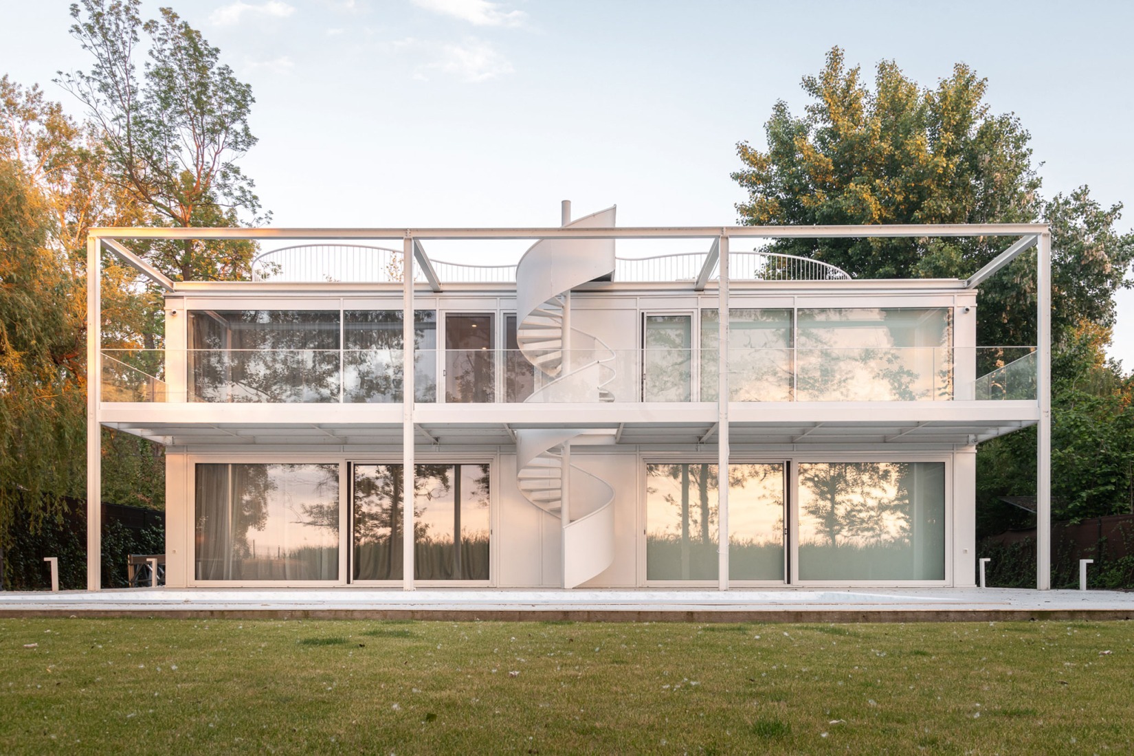Twin Holiday Home by építész stúdió. Photography by Norbert Juhász.