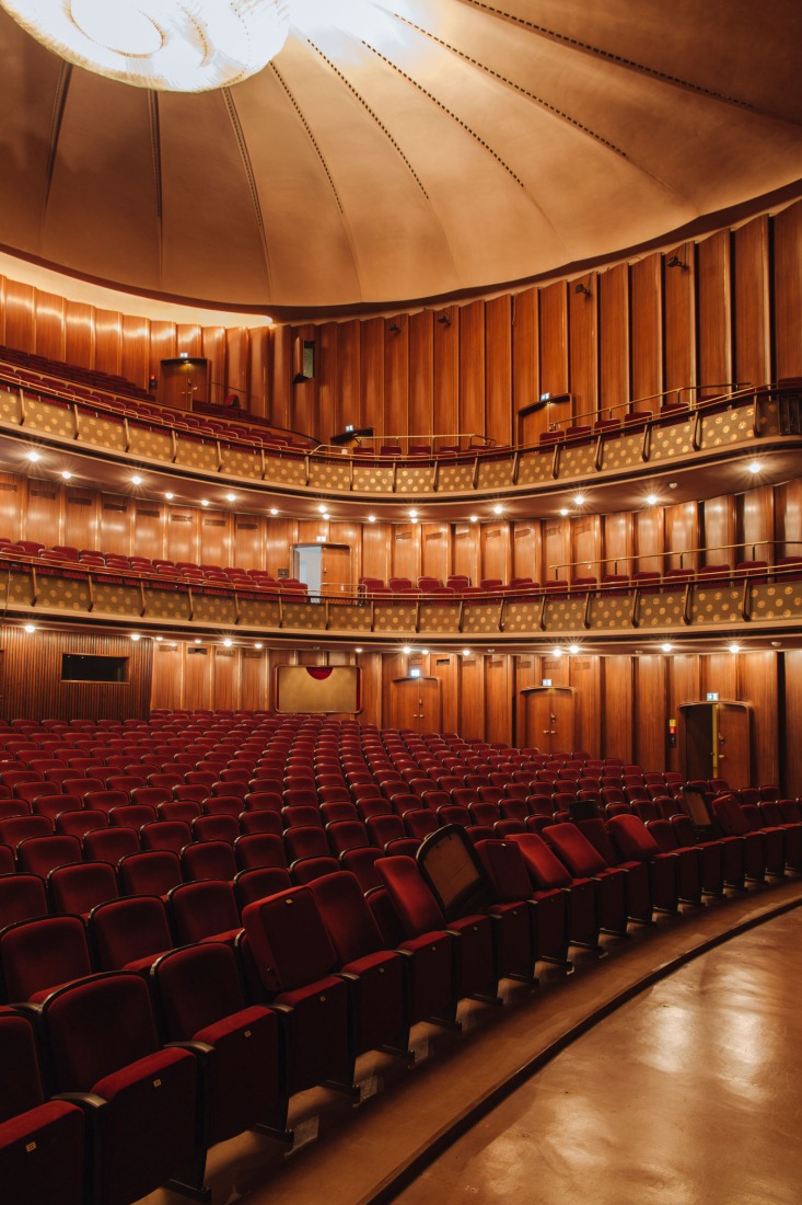 Sala de teatro, antes de la reconstrucción, 2018 © Florian Waadt y Nikolas Hagele / Ciudad de Augsburgo.
