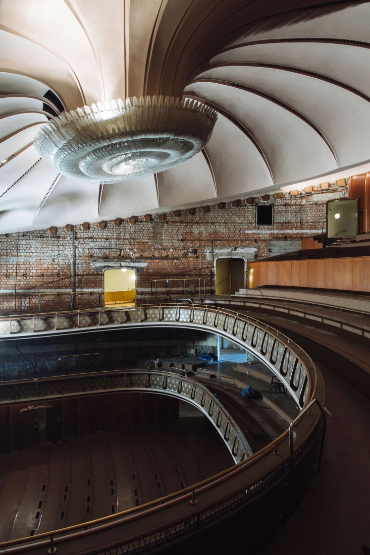 Sala de teatro durante la reconstrucción, 2019 © Florian Waadt y Nikolas Hagele / Ciudad de Augsburgo.