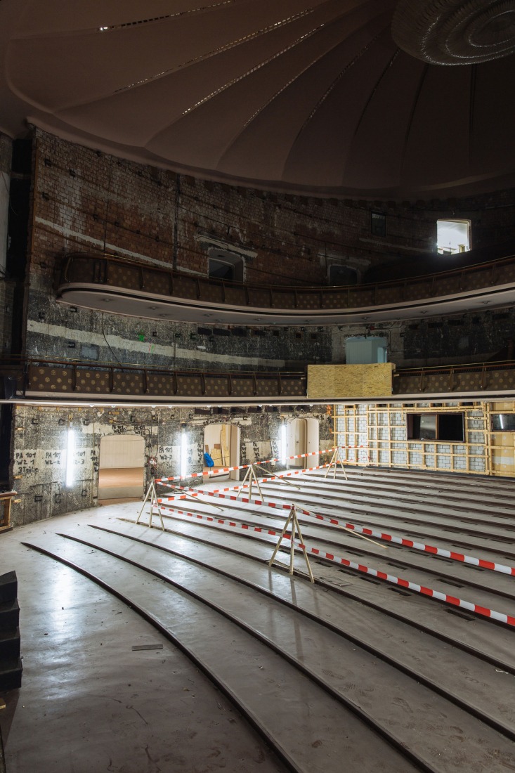 Sala de teatro durante la reconstrucción, 2019 © Florian Waadt y Nikolas Hagele / Ciudad de Augsburgo.