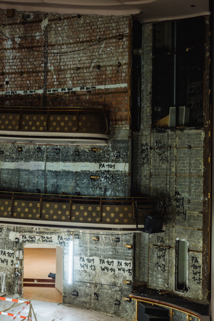 Sala de teatro durante la reconstrucción, 2019 © Florian Waadt y Nikolas Hagele / Ciudad de Augsburgo.