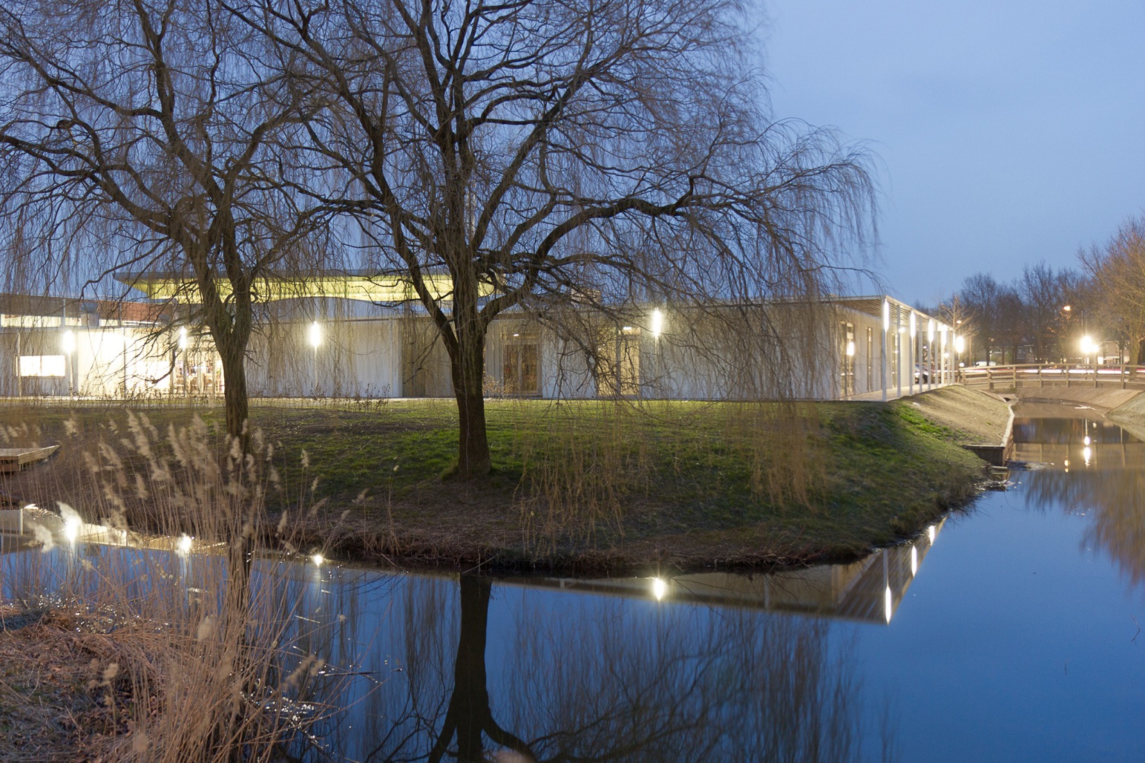 Night view of Kulturhus De Nieuwhof by JDWA. Photography by JDWA – Johan De Wachter Architects.