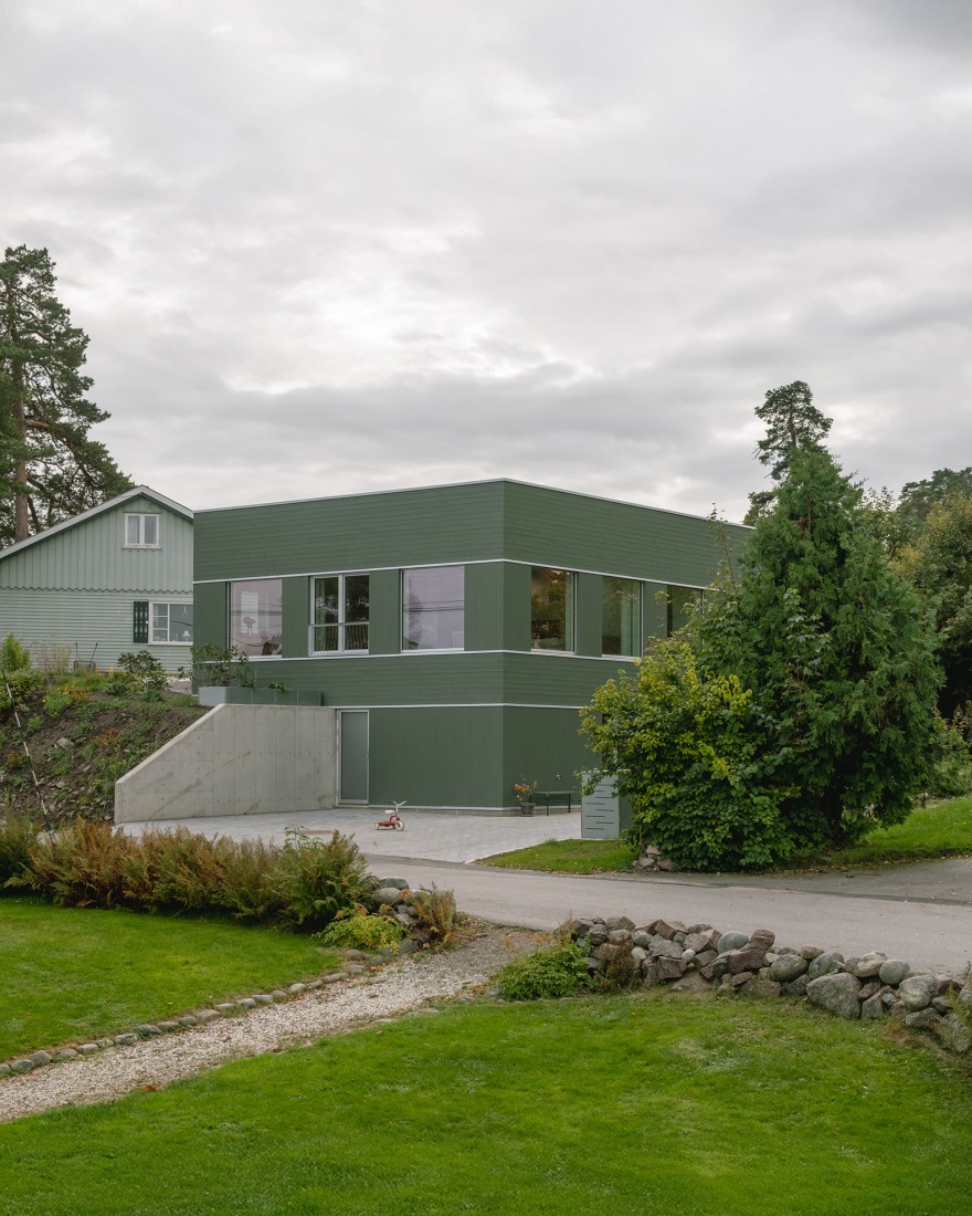 Casa en Nøtterøy por KOHT. Fotografía por Ruben Ratkusic.