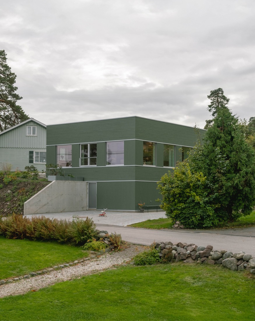 Casa en Nøtterøy por KOHT. Fotografía por Ruben Ratkusic.
