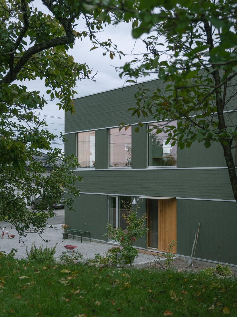 Casa en Nøtterøy por KOHT. Fotografía por Ruben Ratkusic.