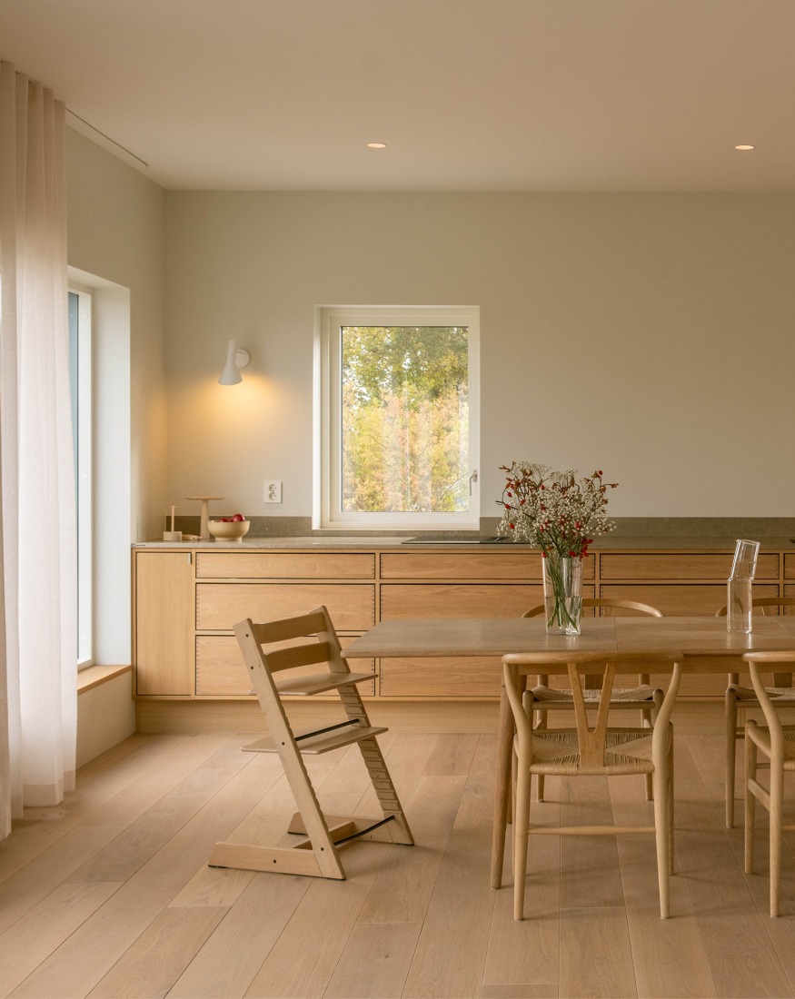 Casa en Nøtterøy por KOHT. Fotografía por Ruben Ratkusic.