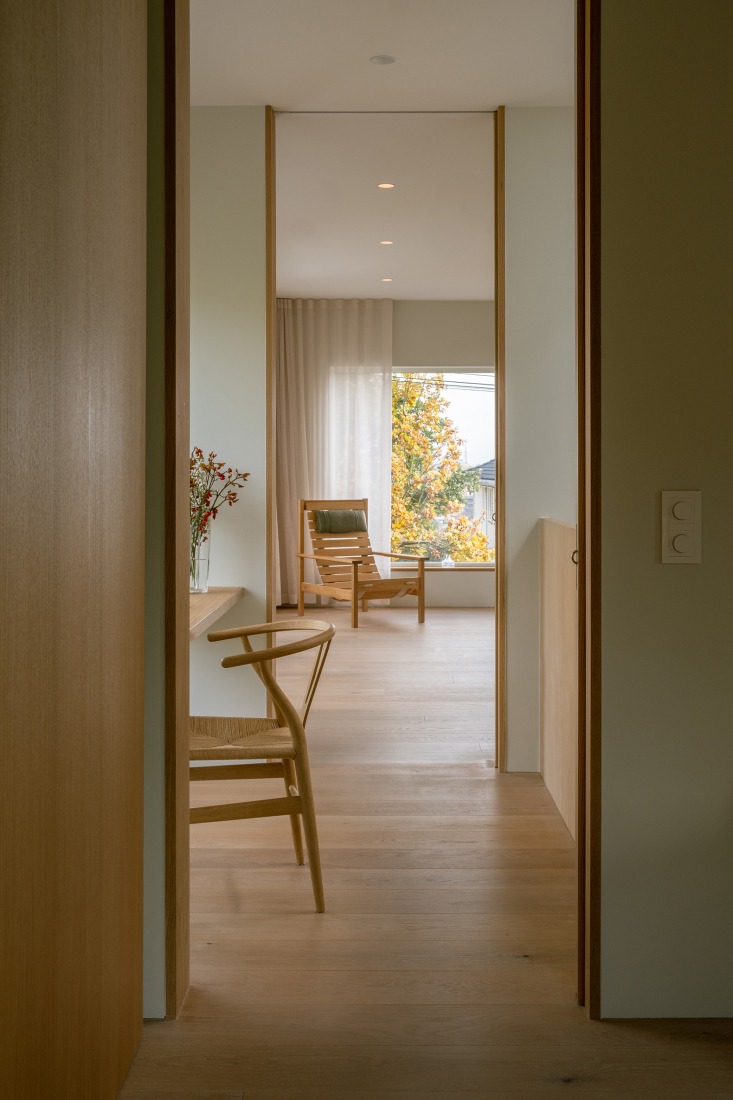 Casa en Nøtterøy por KOHT. Fotografía por Ruben Ratkusic.