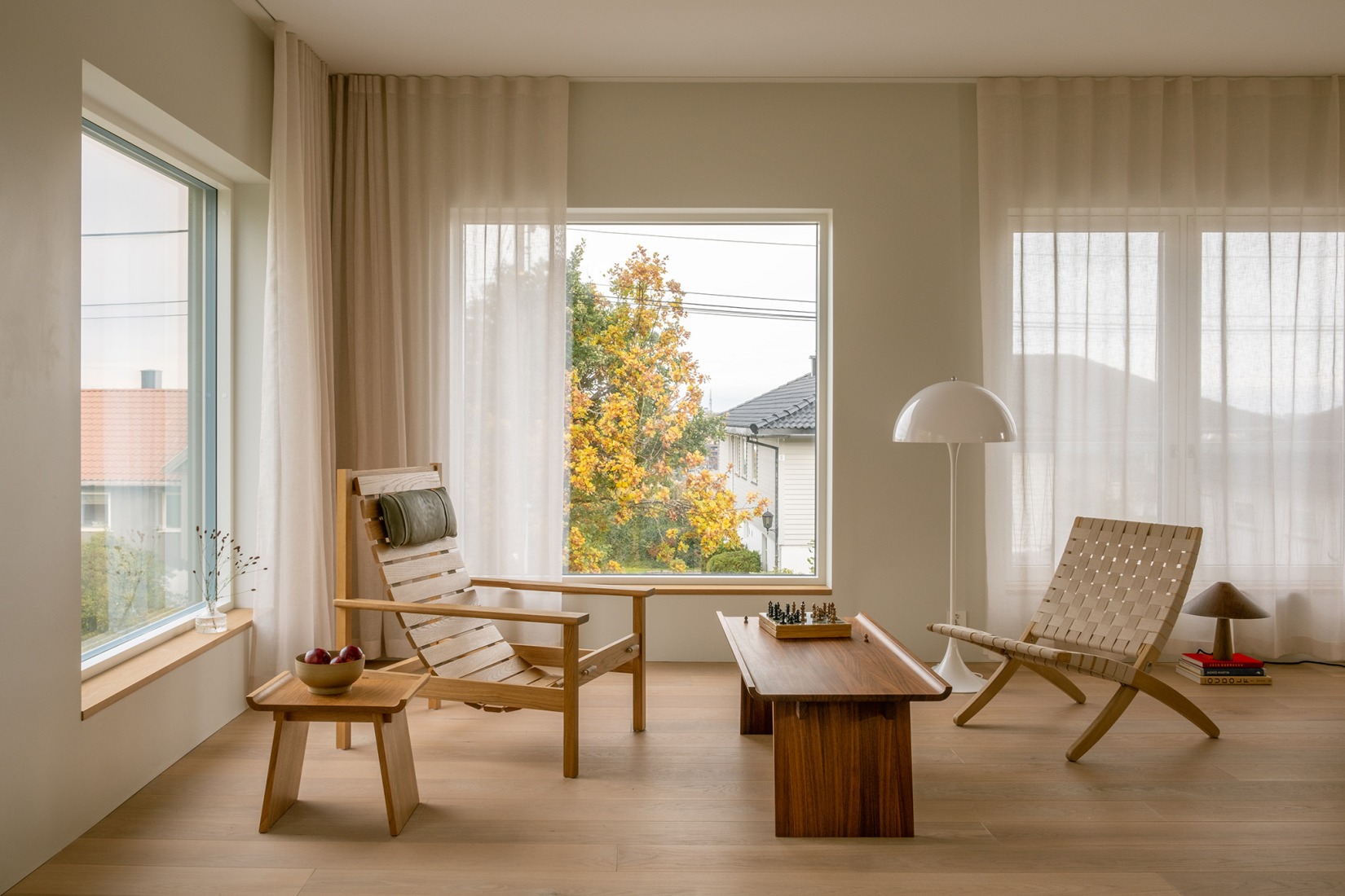 Casa en Nøtterøy por KOHT. Fotografía por Ruben Ratkusic.