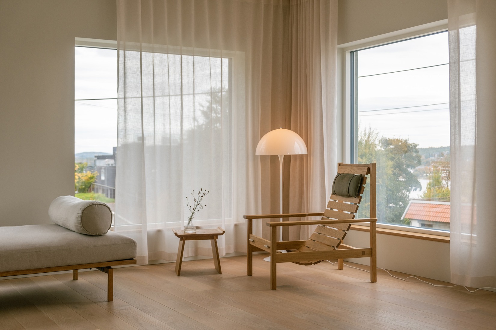 Casa en Nøtterøy por KOHT. Fotografía por Ruben Ratkusic.