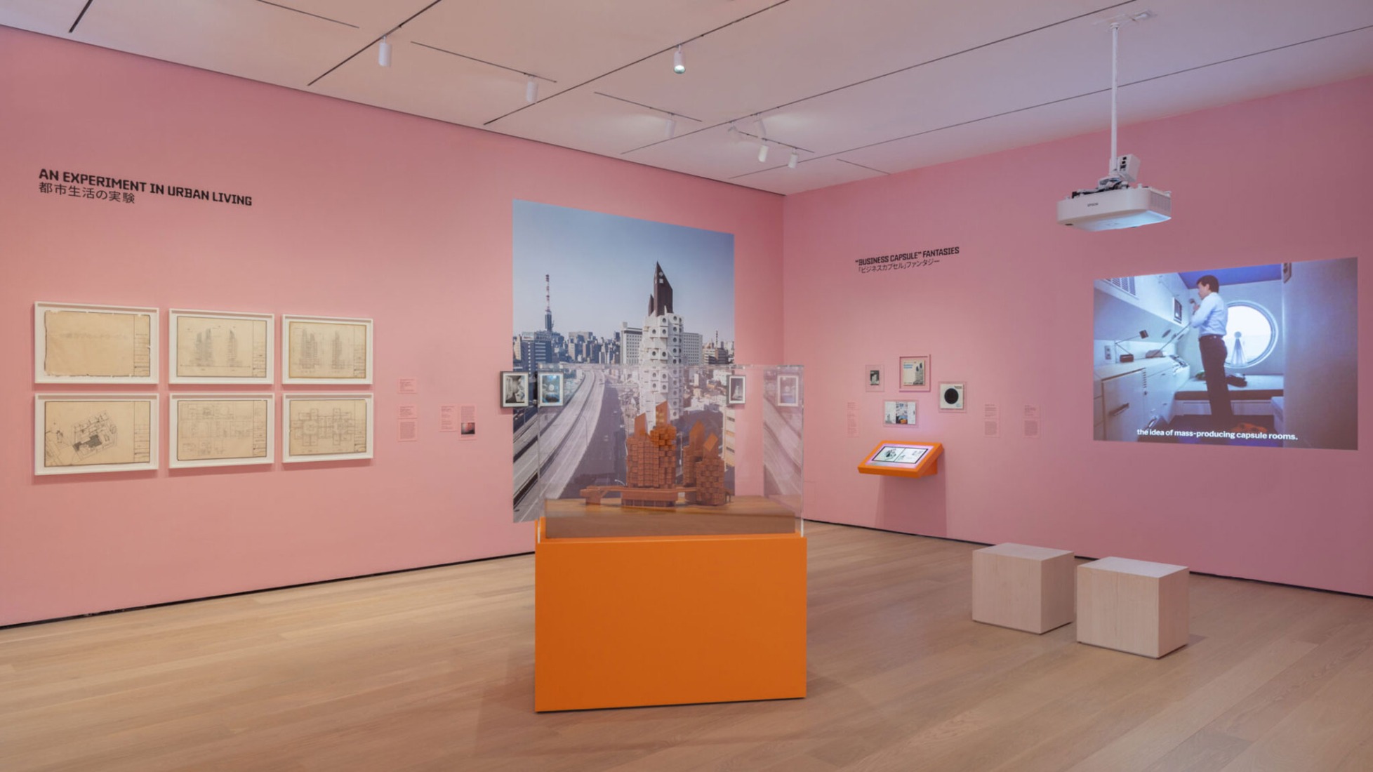 Vista de instalación de «Las múltiples vidas de la Torre Cápsula Nakagin», visitable en The Museum of Modern Art, Nueva York, del 10 de julio de 2025, al 12 de julio de 2026. Fotografía por Jonathan Dorado.