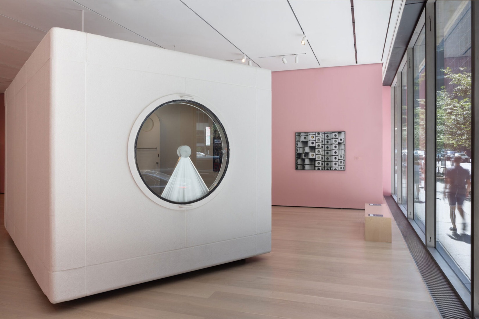 Vista de instalación de «Las múltiples vidas de la Torre Cápsula Nakagin», visitable en The Museum of Modern Art, Nueva York, del 10 de julio de 2025, al 12 de julio de 2026. Fotografía por Jonathan Dorado.