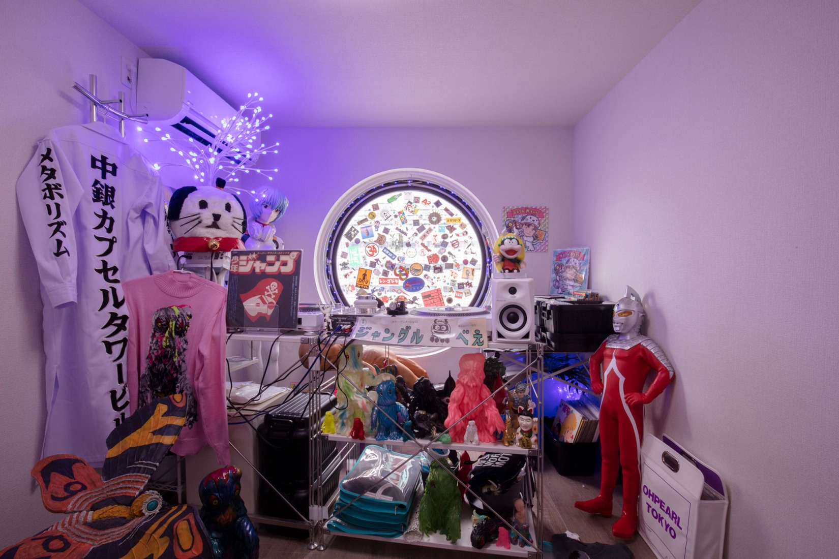 Imágenes de Nakagin Capsule Style (Tokio: Soshisha, 2020), que muestran a Wakana Nitta (alias Cosplay Koe-chan) en su cápsula, que utiliza como DJ-booth. Cortesía Tatsuyuki Maeda / Proyecto de Preservación de la Torre Cápsula Nakagin, Tokio, Japón.