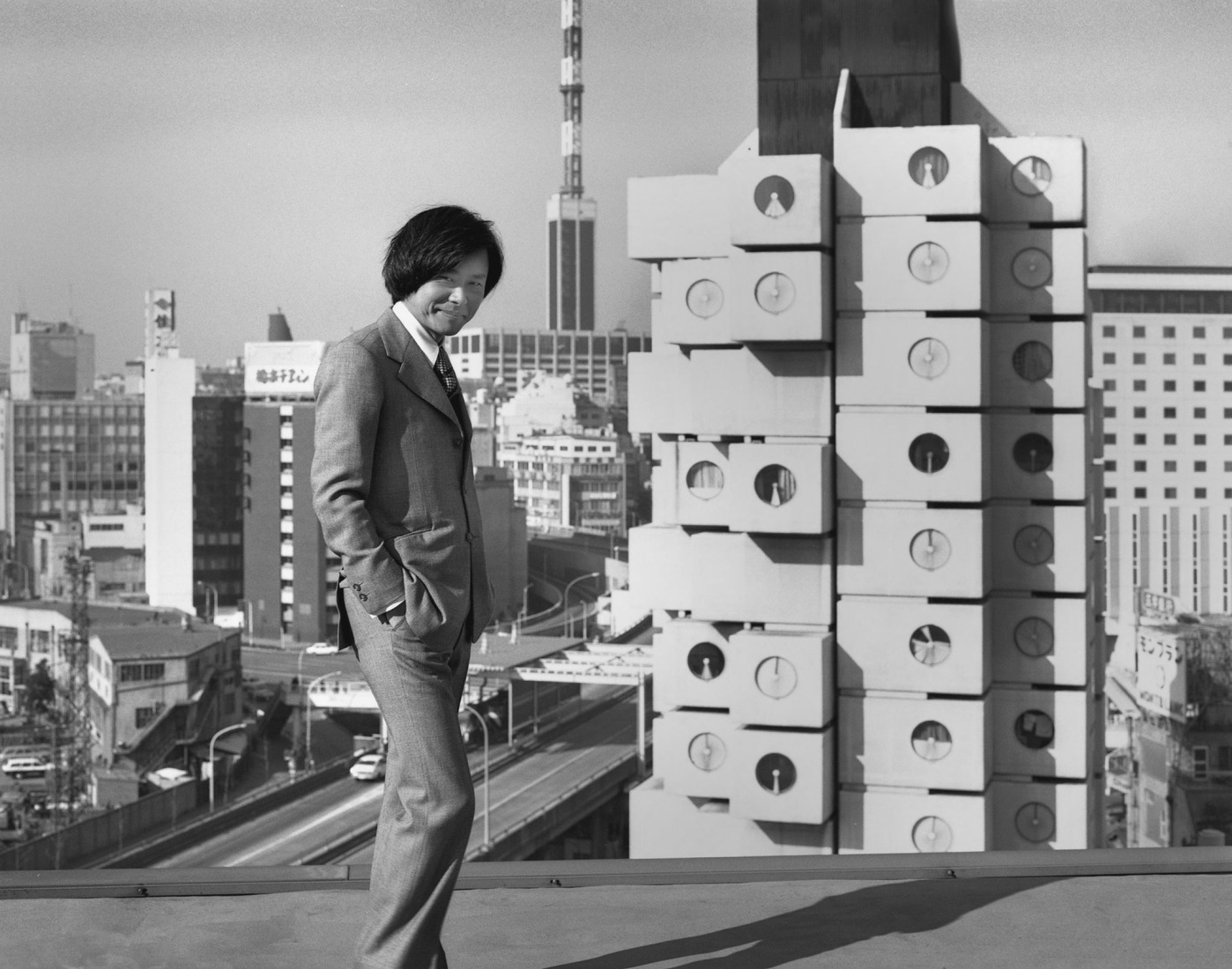 Kisho Kurokawa, Torre de cápsulas Nakagin (Kurokawa fuera del edificio). Fotografía por Tomio Ohashi (japonés, 1932-2017),[imagen 7/21, archivo digital] 1972. Escaneo digital de impresión en gelatina de plata para C-print 7/8.