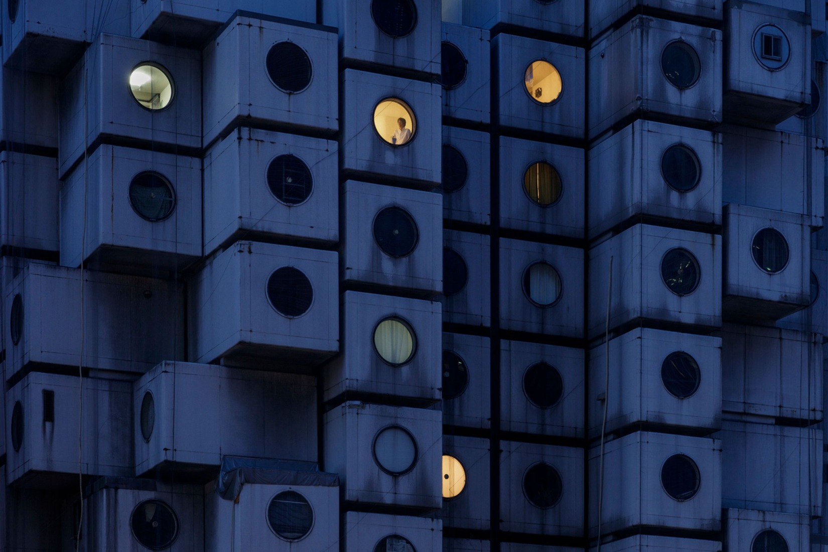 Torre Cápsula Nakagin, 2016. Jeremie Souteyrat (Francés, nacido en 1979). Fotografía digital para fondo de pantalla.