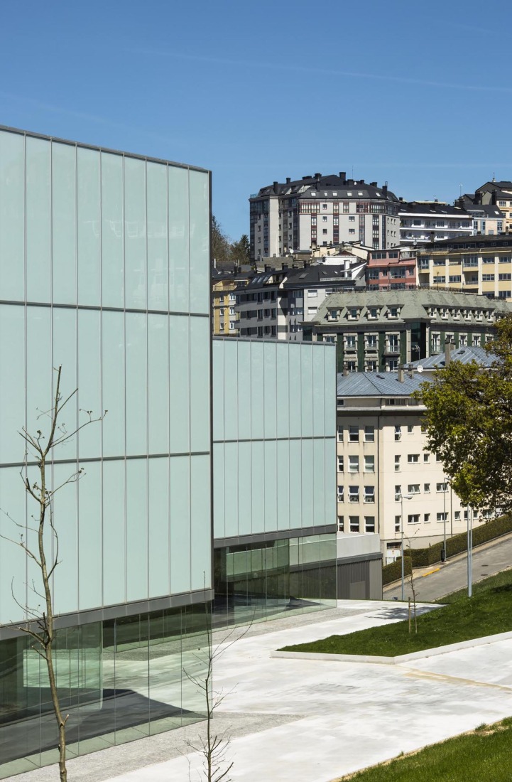 Lugo Auditorium by Paredes Pedrosa. Photograph by Fernando Alda.