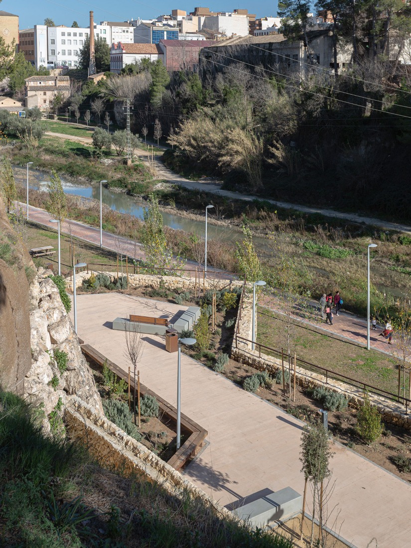 Parque de «Les Mamàs Belgues» por Síntesi Arquitectes Sari Calatayud y Rafa Mira. Fotografía por Víctor Sanchis.