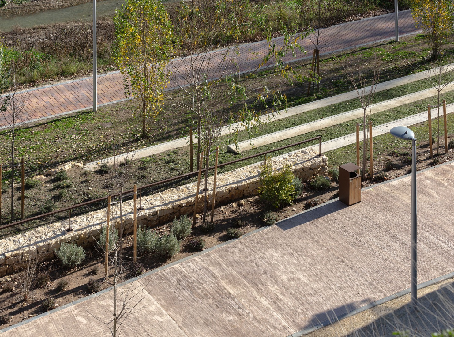 Parque de «Les Mamàs Belgues» por Síntesi Arquitectes Sari Calatayud y Rafa Mira. Fotografía por Víctor Sanchis.