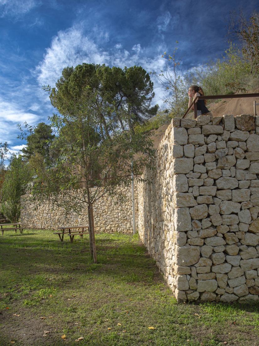 Parque de «Les Mamàs Belgues» por Síntesi Arquitectes Sari Calatayud y Rafa Mira. Fotografía por Víctor Sanchis.