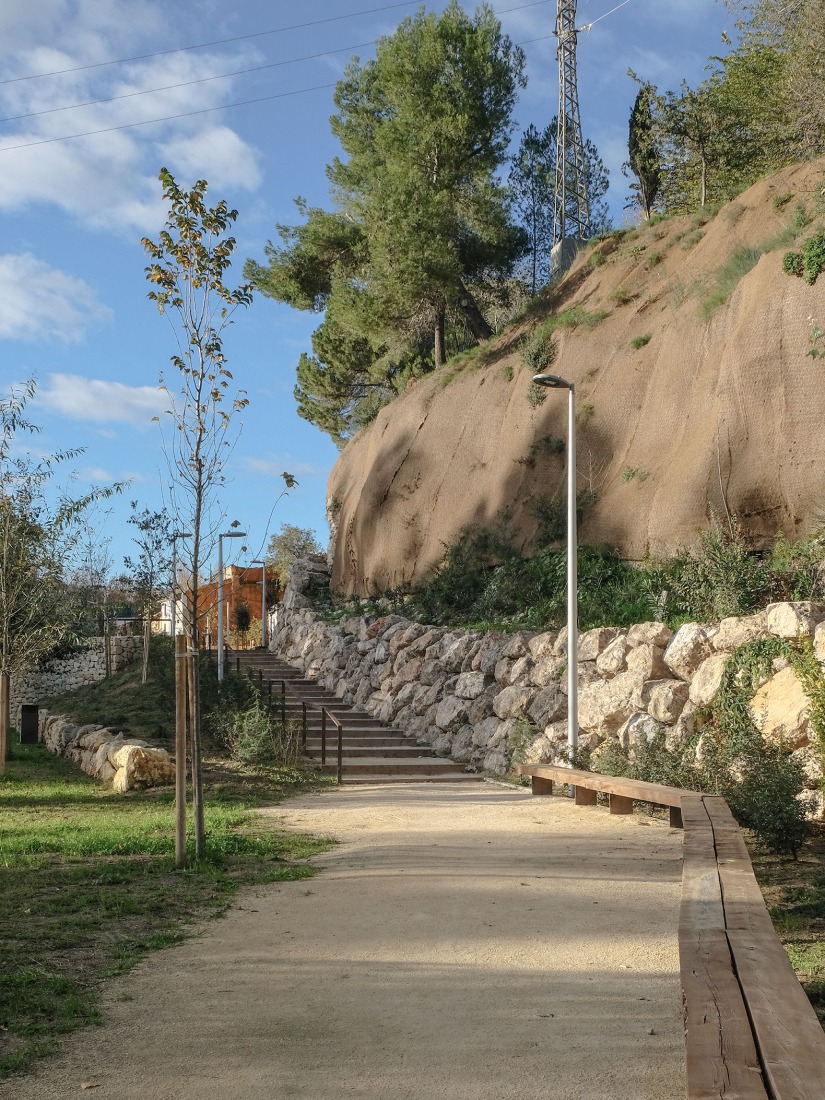 Parque de «Les Mamàs Belgues» por Síntesi Arquitectes Sari Calatayud y Rafa Mira. Fotografía por Víctor Sanchis.