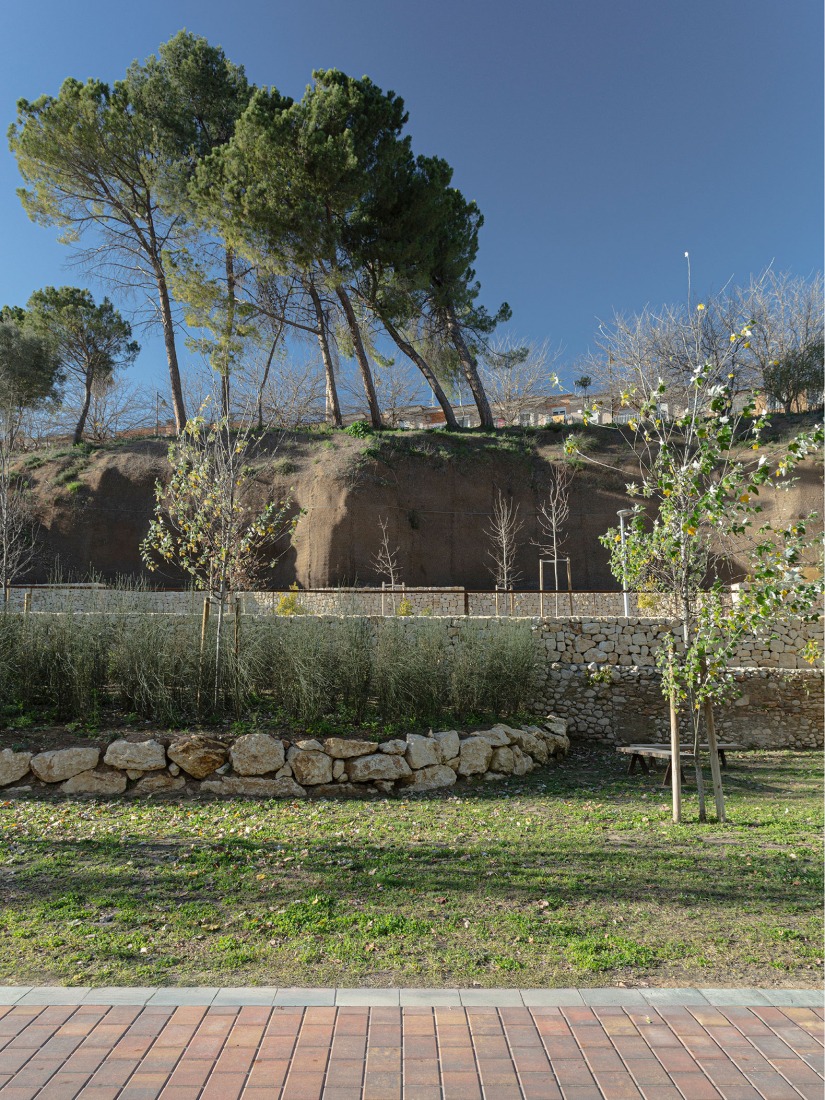 Parque de «Les Mamàs Belgues» por Síntesi Arquitectes Sari Calatayud y Rafa Mira. Fotografía por Víctor Sanchis.