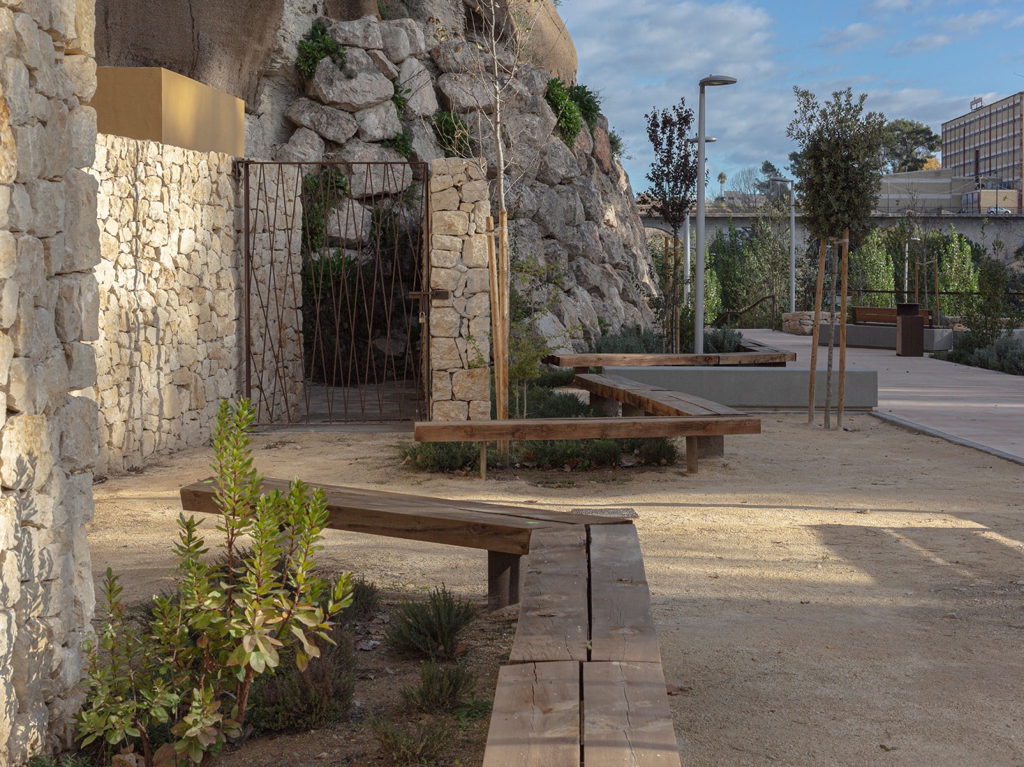 Parque de «Les Mamàs Belgues» por Síntesi Arquitectes Sari Calatayud y Rafa Mira. Fotografía por Víctor Sanchis.