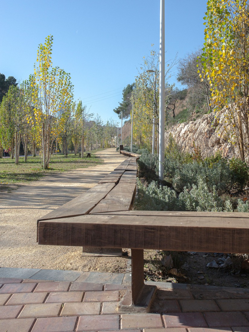 Parque de «Les Mamàs Belgues» por Síntesi Arquitectes Sari Calatayud y Rafa Mira. Fotografía por Víctor Sanchis.