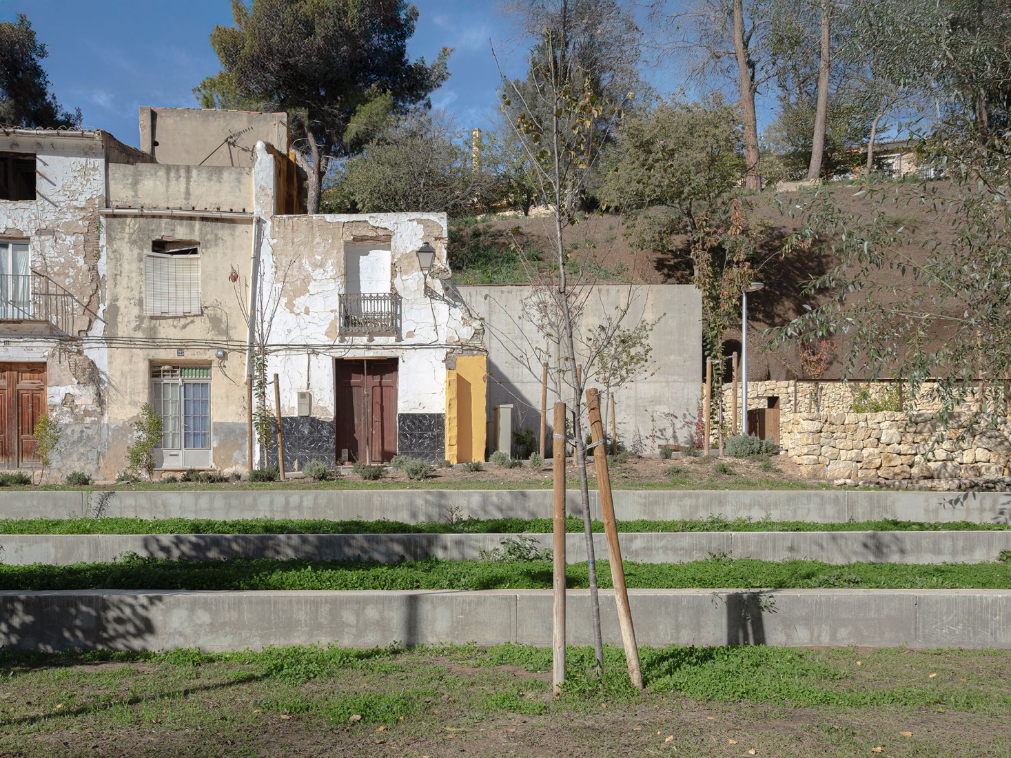 Parque de «Les Mamàs Belgues» por Síntesi Arquitectes Sari Calatayud y Rafa Mira. Fotografía por Víctor Sanchis.