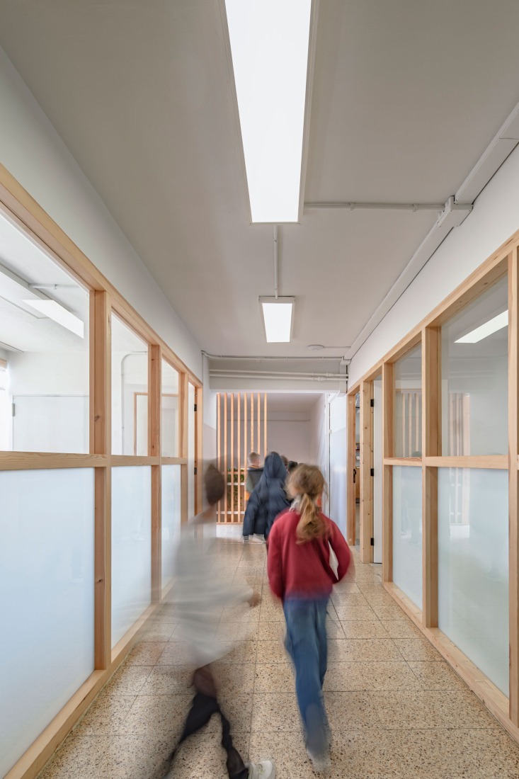 Santa Eulàlia School by SAU Taller d´Arquitectura. Photograph by Andrés Flajszer. Santa Eulàlia School by SAU Taller d´Arquitectura. Photograph by Andrés Flajszer.