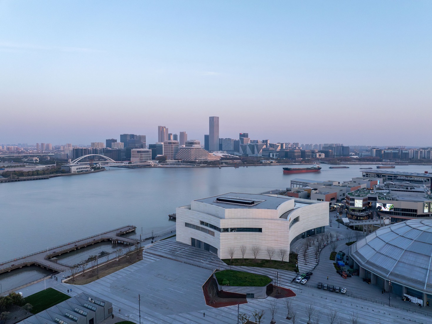 Gran Teatro del West Bund por Schmidt Hammer Lassen Architects. Fotografía por RAWVISION studio.