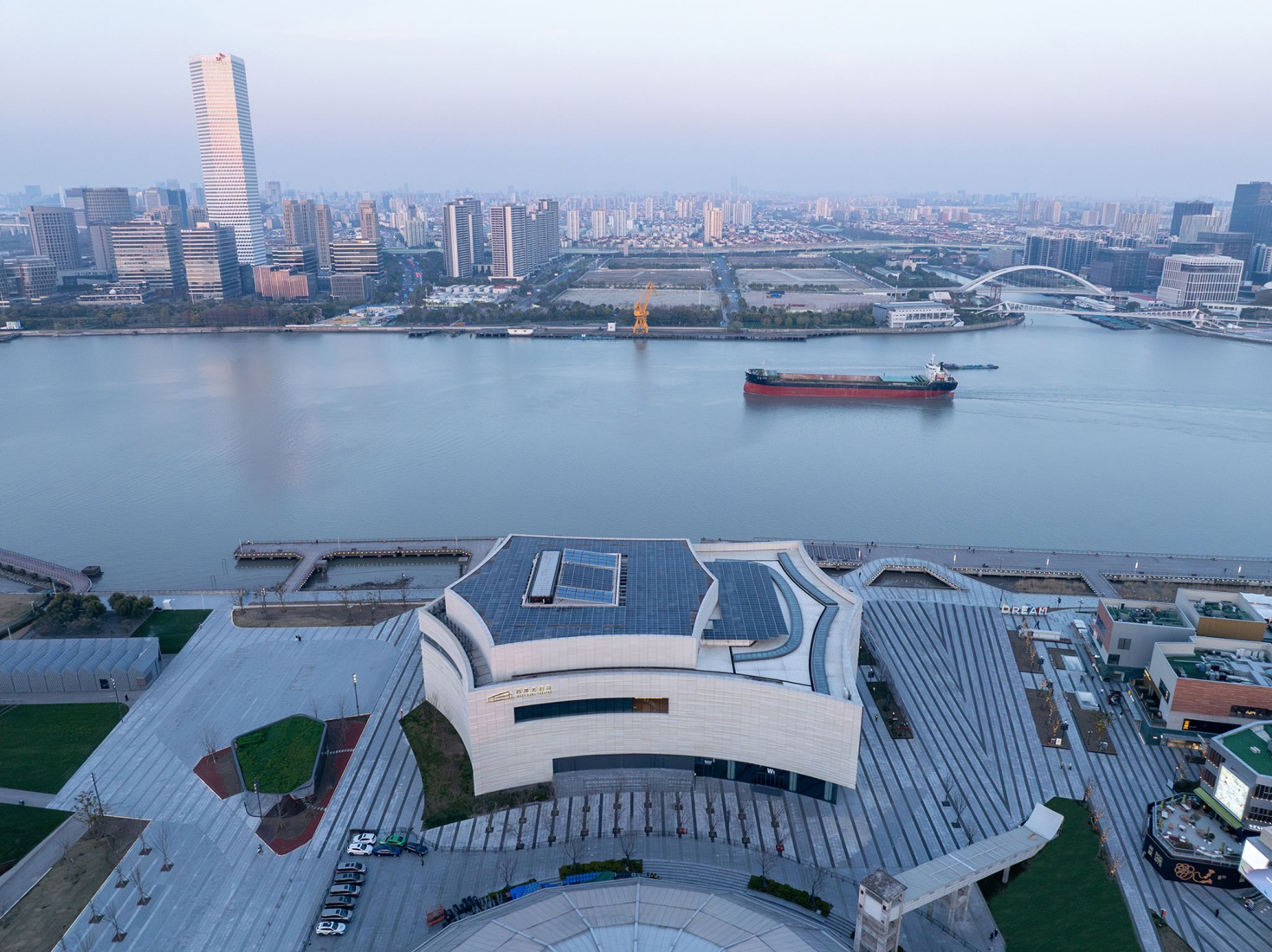 Gran Teatro del West Bund por Schmidt Hammer Lassen Architects. Fotografía por RAWVISION studio.