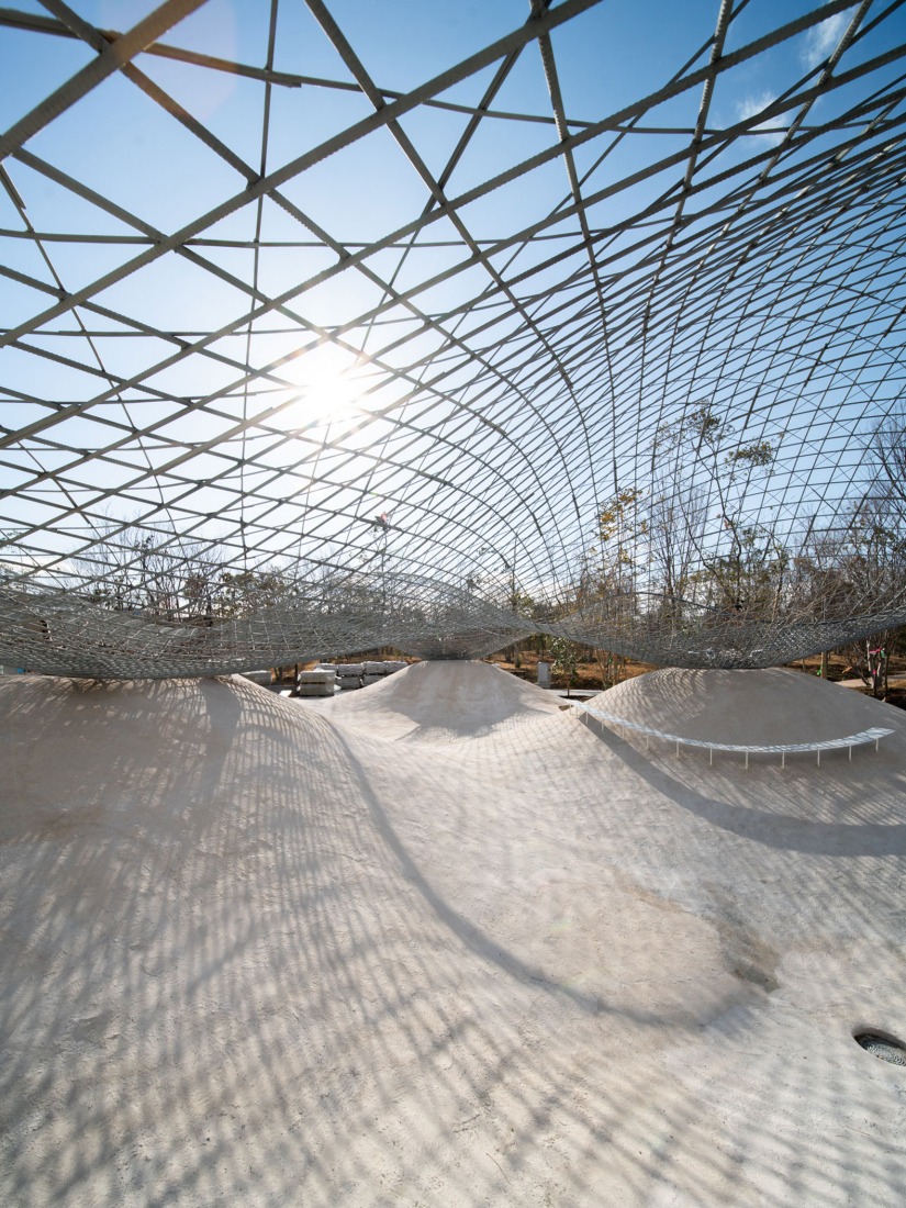 El Gran Anillo por Sou Fujimoto. Fotografía por William Mulvihill.