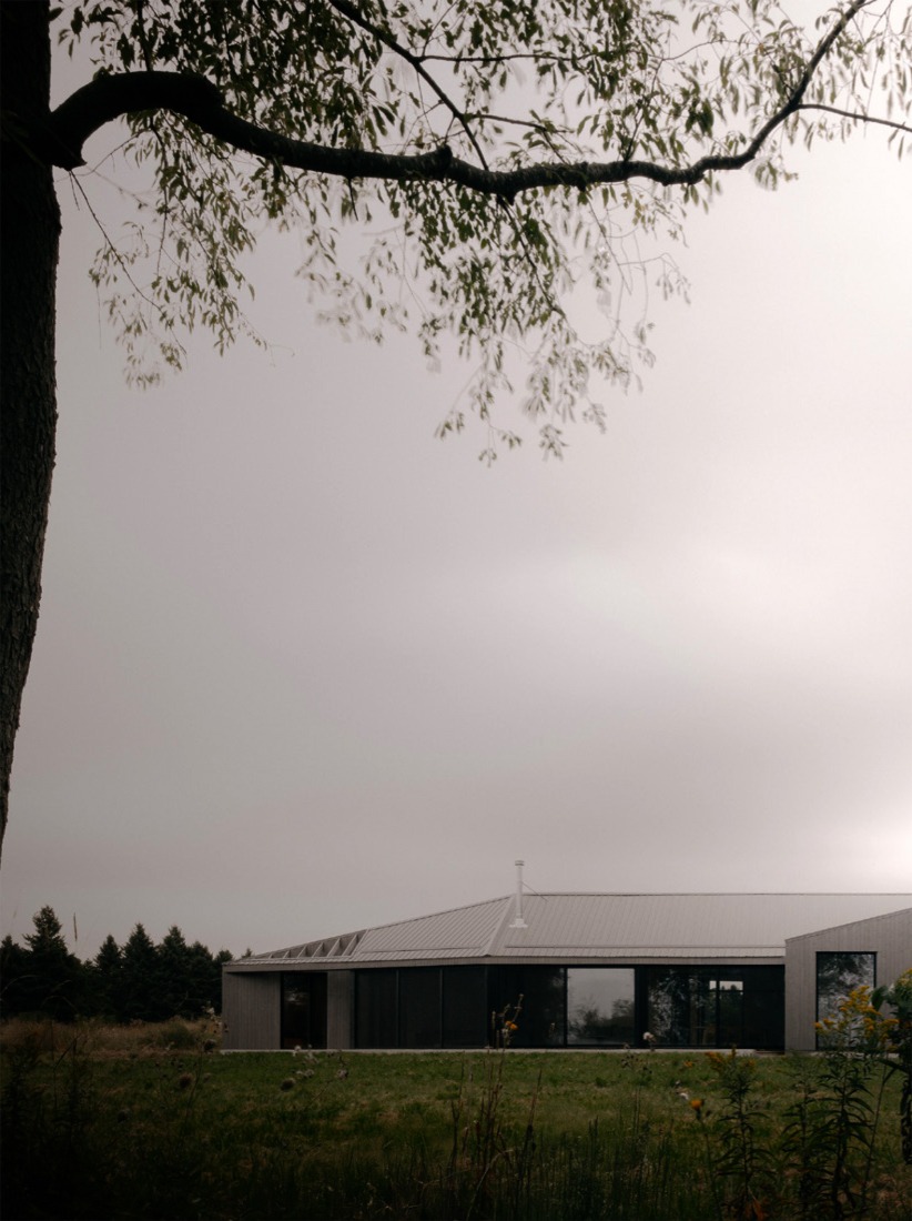 South Bay House by StudioAC. Photography by Félix Michaud.