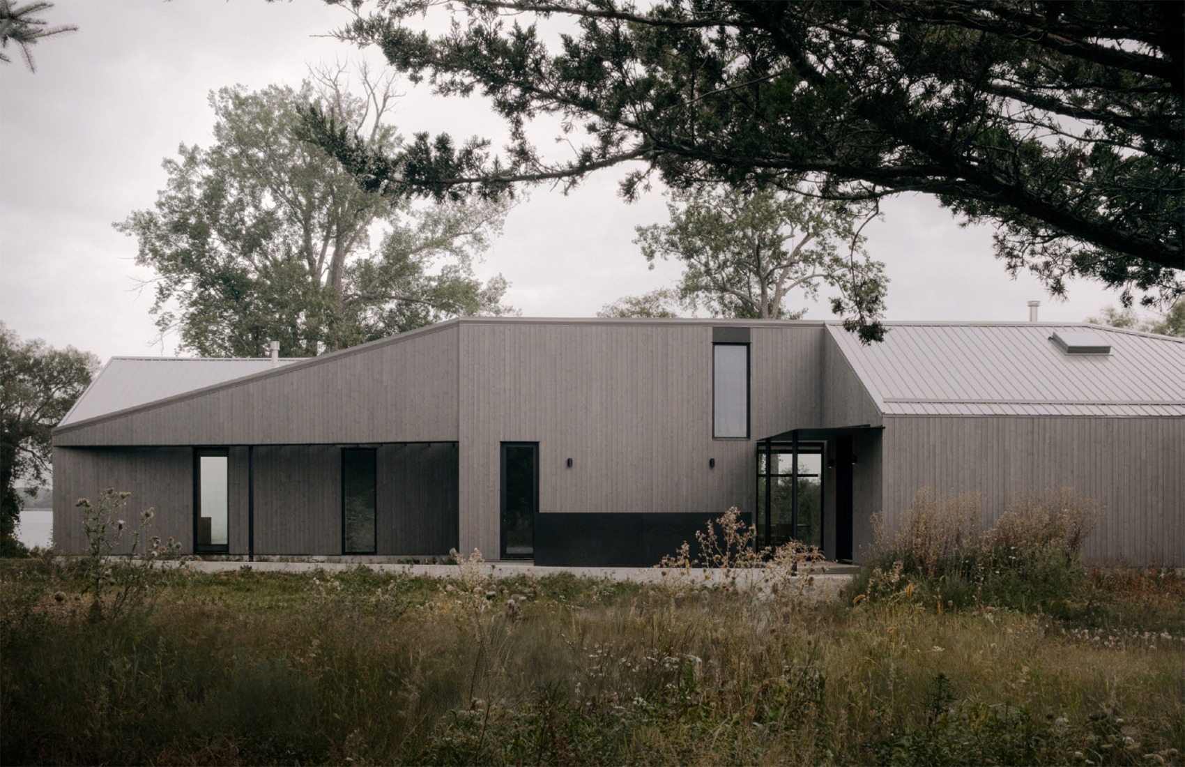 South Bay House by StudioAC. Photography by Félix Michaud.