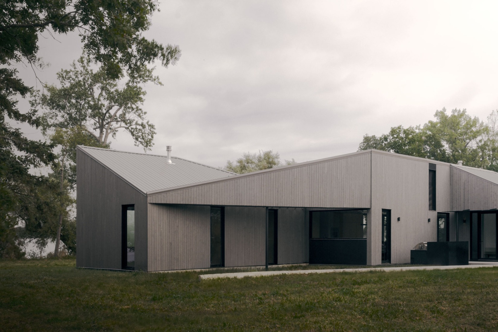South Bay House by StudioAC. Photography by Félix Michaud.