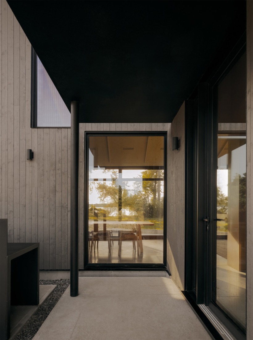 South Bay House by StudioAC. Photography by Félix Michaud.