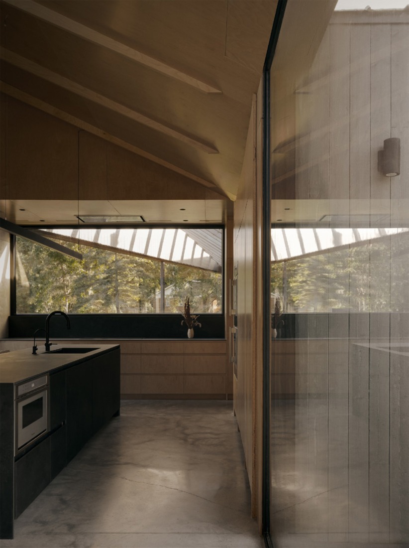 South Bay House by StudioAC. Photography by Félix Michaud.
