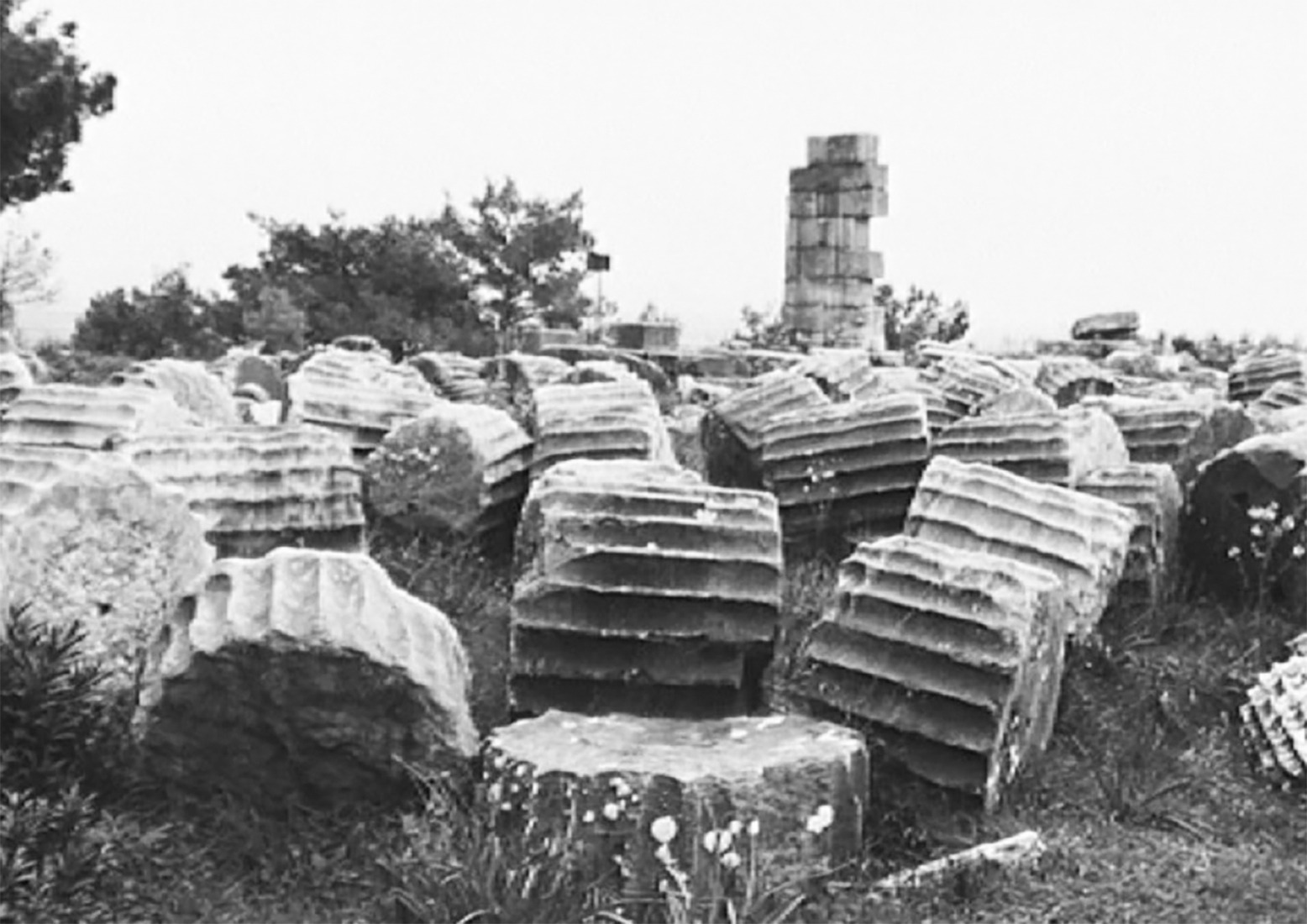 Ruins of broken columns. "Temple," a family of urban elements by vora + Toni Riba.