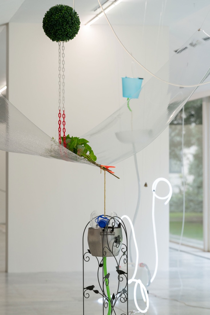 Yuko Mohri, «Moré Moré (Leaky): Variations», 2022 (detalle). Vista de la instalación, «JAPAN BODY PERFORM LIVE», Padiglione d’Arte Contemporanea, Milán, 2022. Cortesía de la artista. Foto: Lorenzo Palmieri.