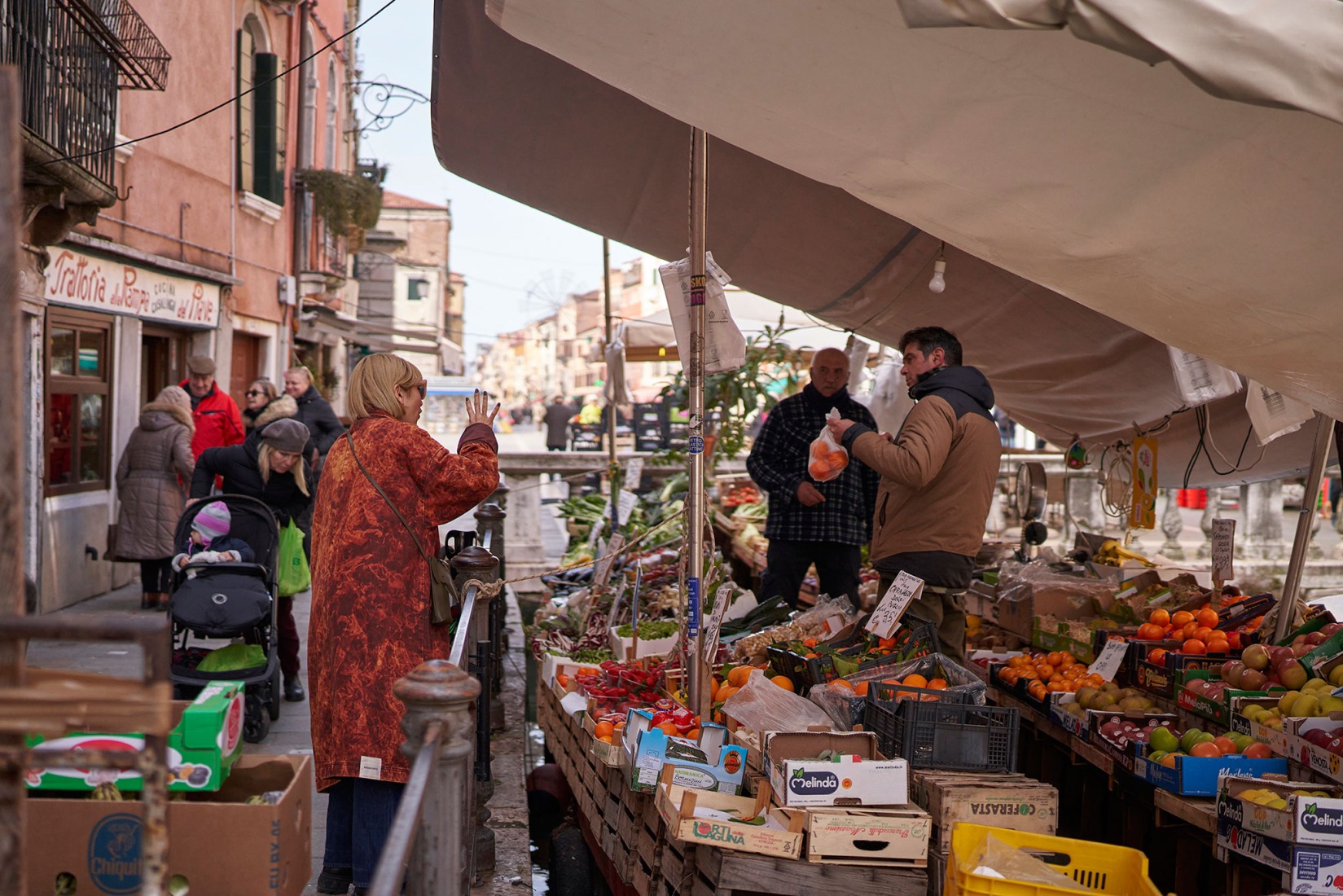 Yuko Mohri busca frutas locales en Venecia para la creación de la instalación «Compose», el Pabellón de Japón, 60ª Bienal de Venecia, 2024. Foto: kugeyasuhide.