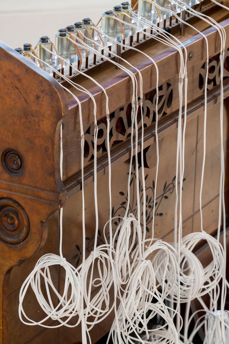 Yuko Mohri, «Flutter», 2018. Vista de la instalación, «Voluta», Camden Arts Centre, Londres, 2018. Cortesía de la artista. Foto: Damian Griffiths.