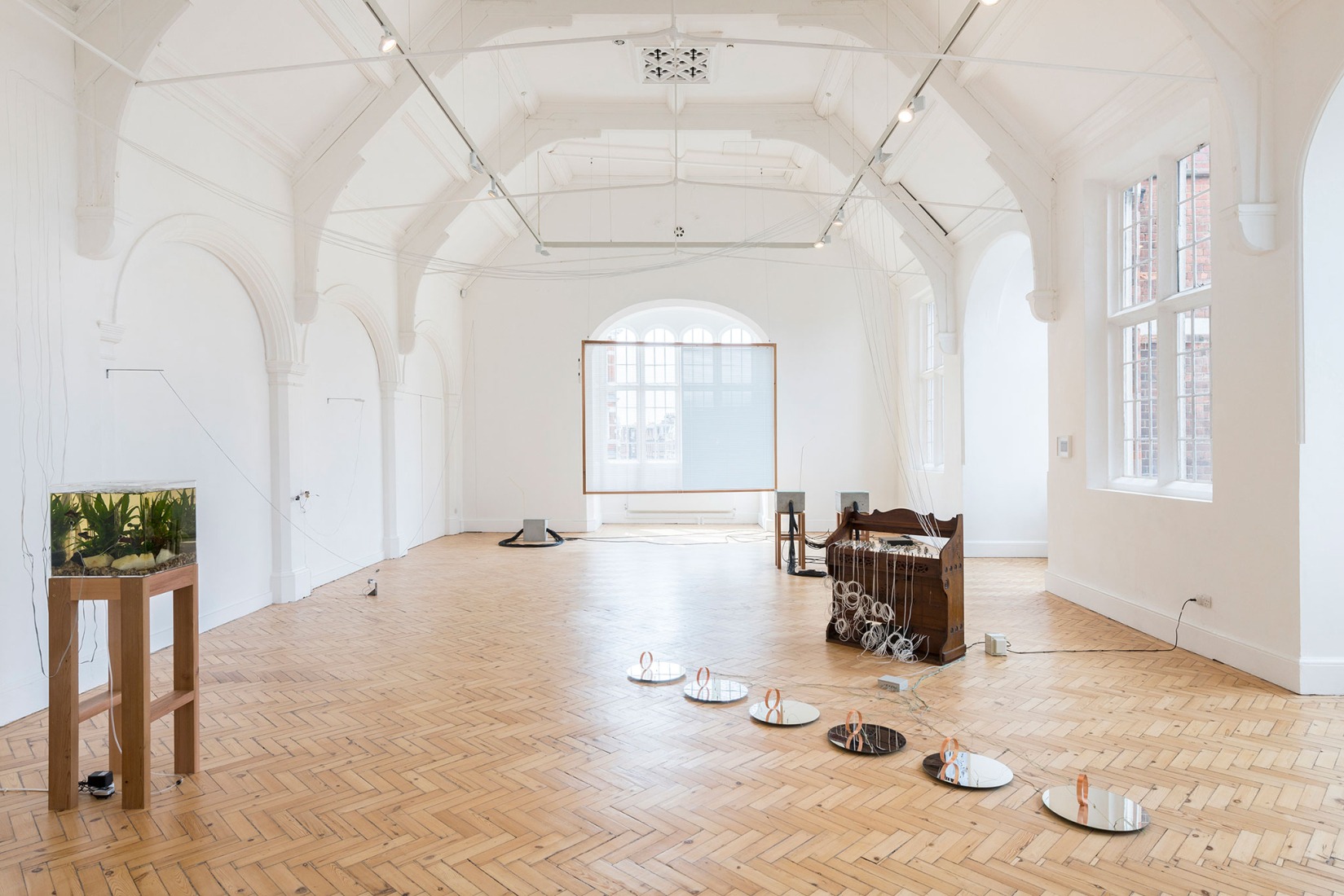 Yuko Mohri, «Flutter», 2018. Vista de la instalación, «Voluta», Camden Arts Centre, Londres, 2018. Cortesía de la artista. Foto: Damian Griffiths.